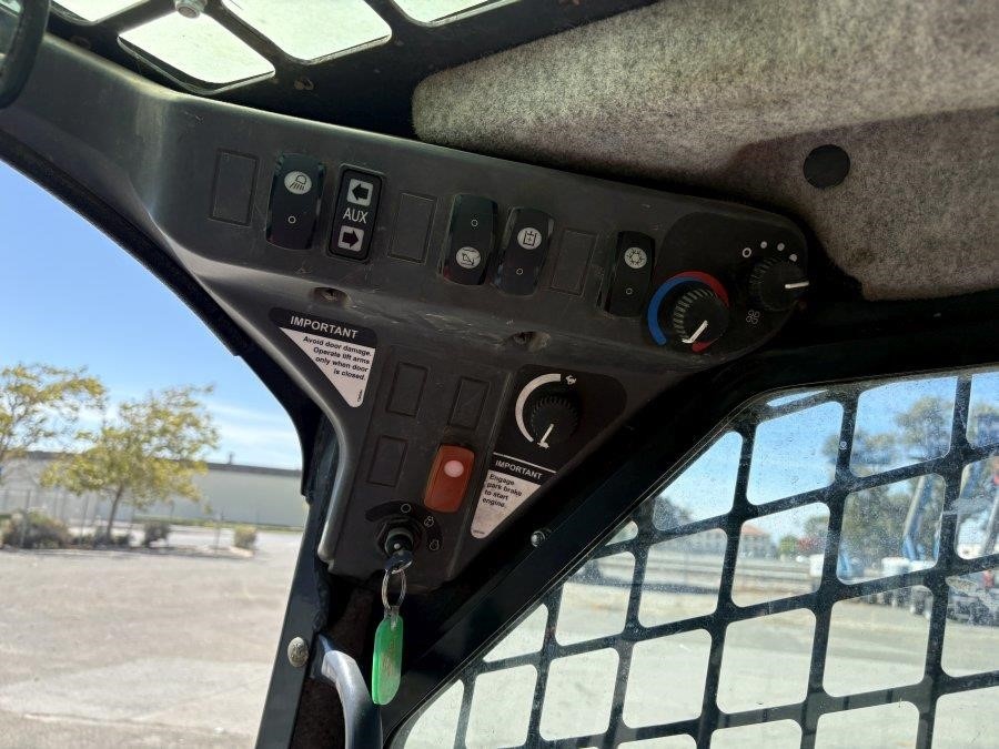 2019 Deere 324G Skid Steer - Image 24