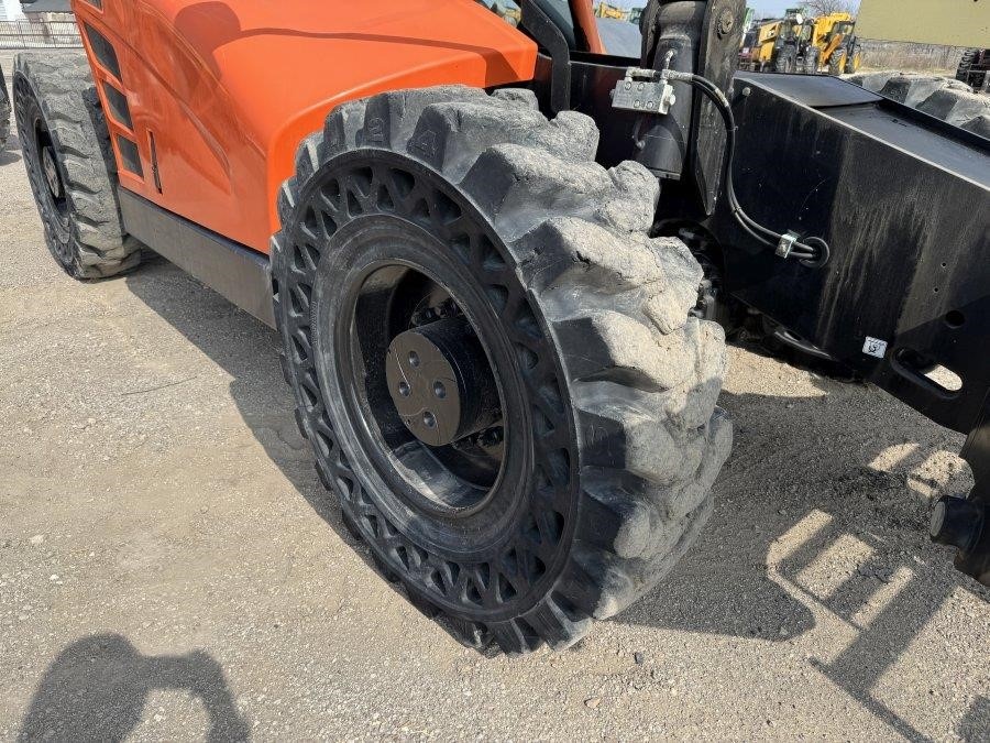 2017 JLG 1055 Telehandler - Image 9