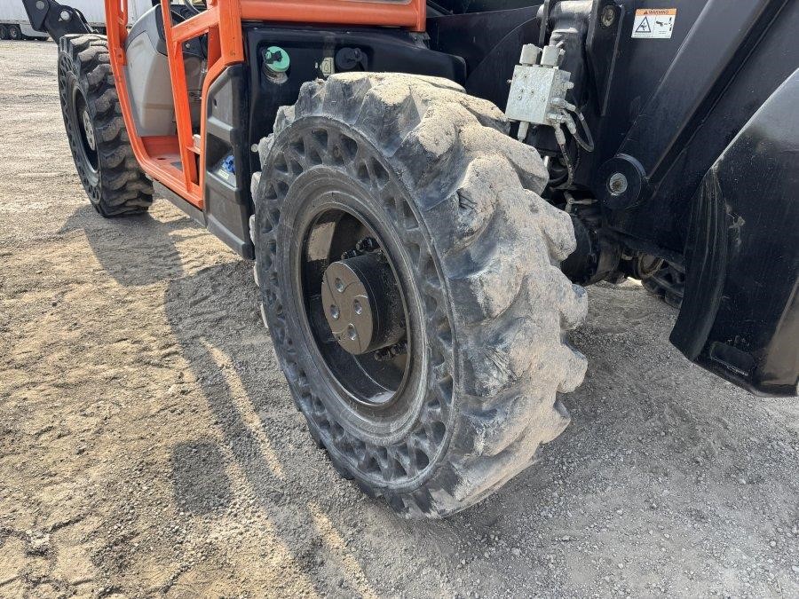 2017 JLG 1055 Telehandler - Image 11