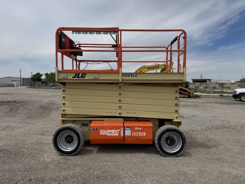 2017 JLG 4069LE Rough Terrain Scissor Lift - Image 2