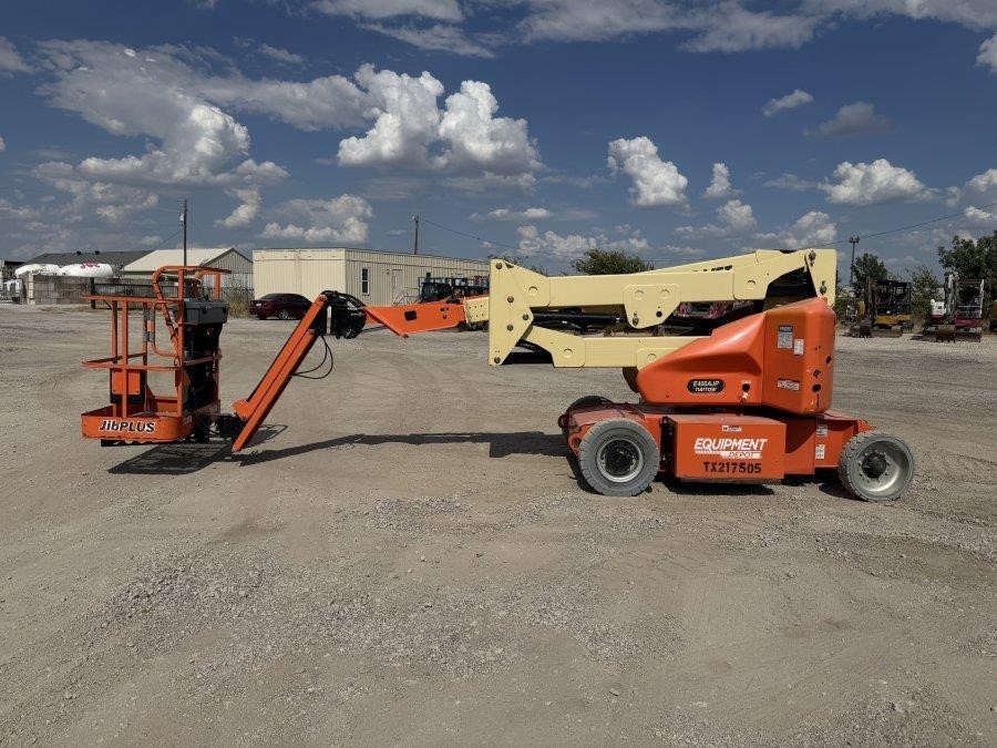 2017 JLG E400AJPN Articulating Boom Lift - Image 2