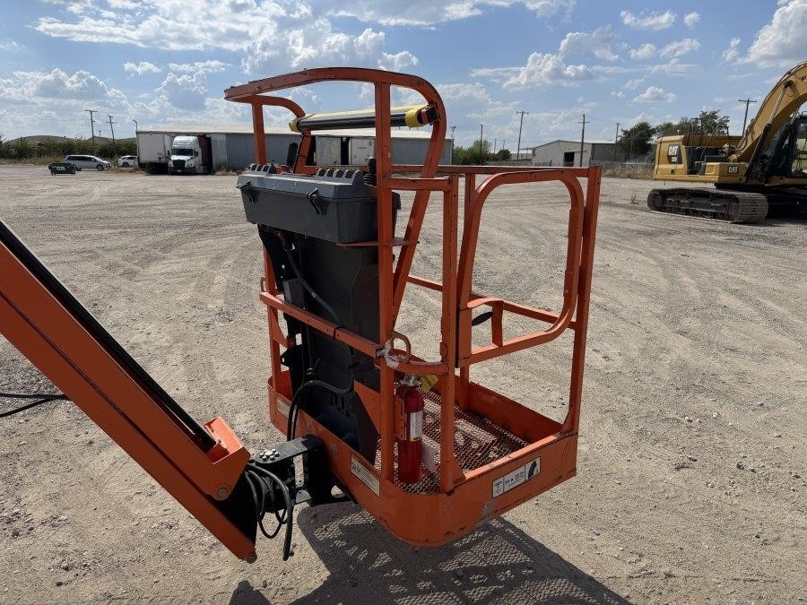 2017 JLG E400AJPN Articulating Boom Lift - Image 12