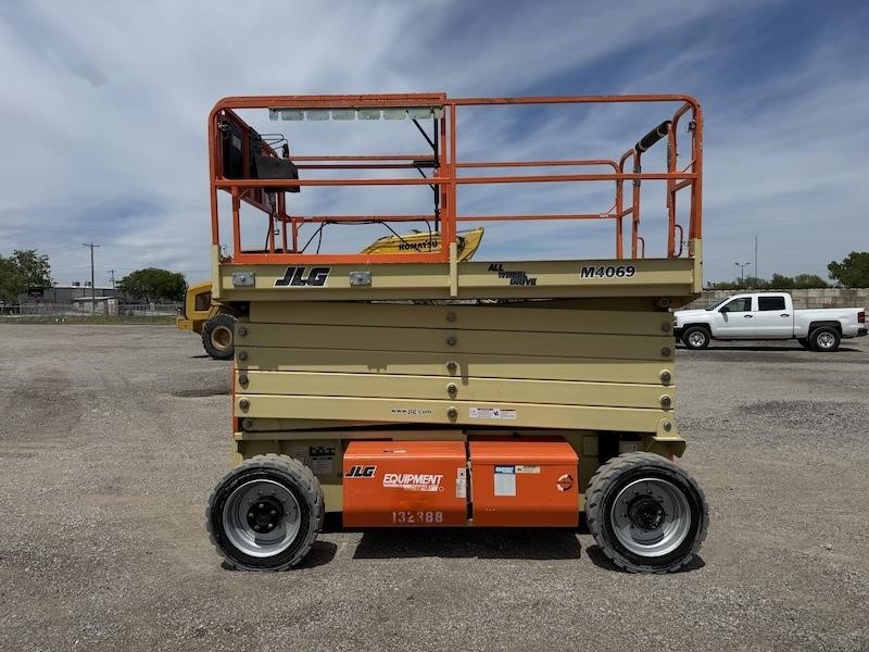 2017 JLG M4069 Hybrid Rough Terrain Scissor Lift - Image 2