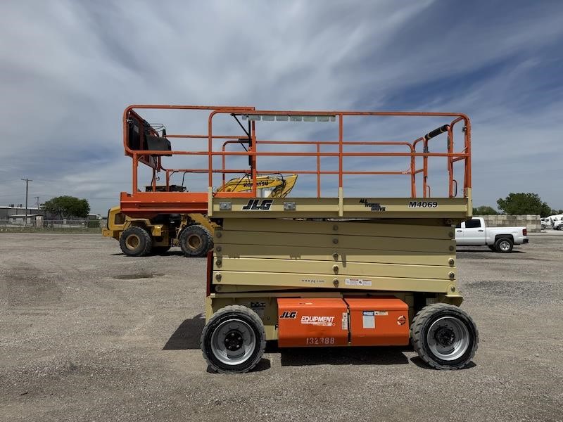 2017 JLG M4069 Hybrid Rough Terrain Scissor Lift - Image 29