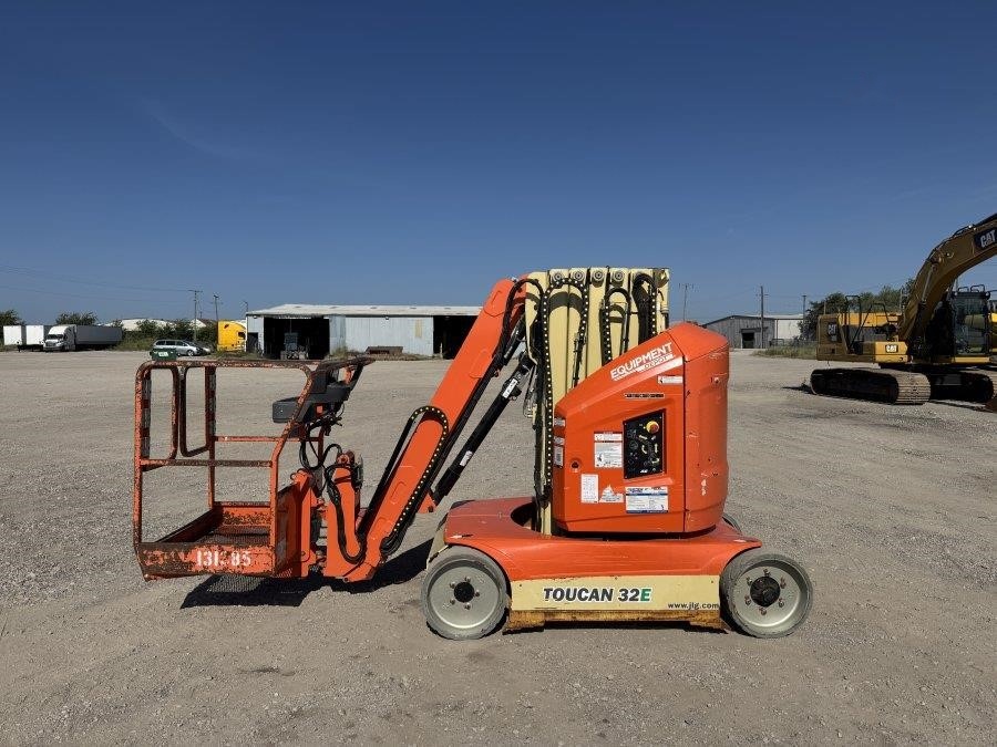 2017 JLG TOUCAN 32E Personnel Lift - Image 2