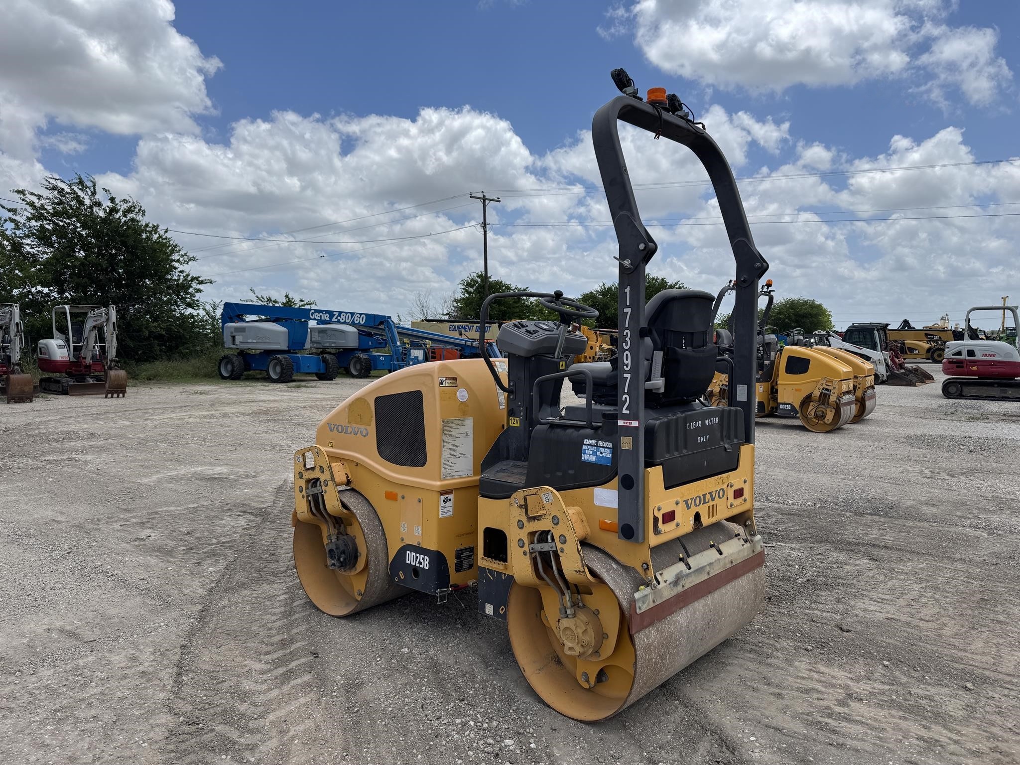 2018 Volvo DD25B Smooth Drum Compactor - Image 3