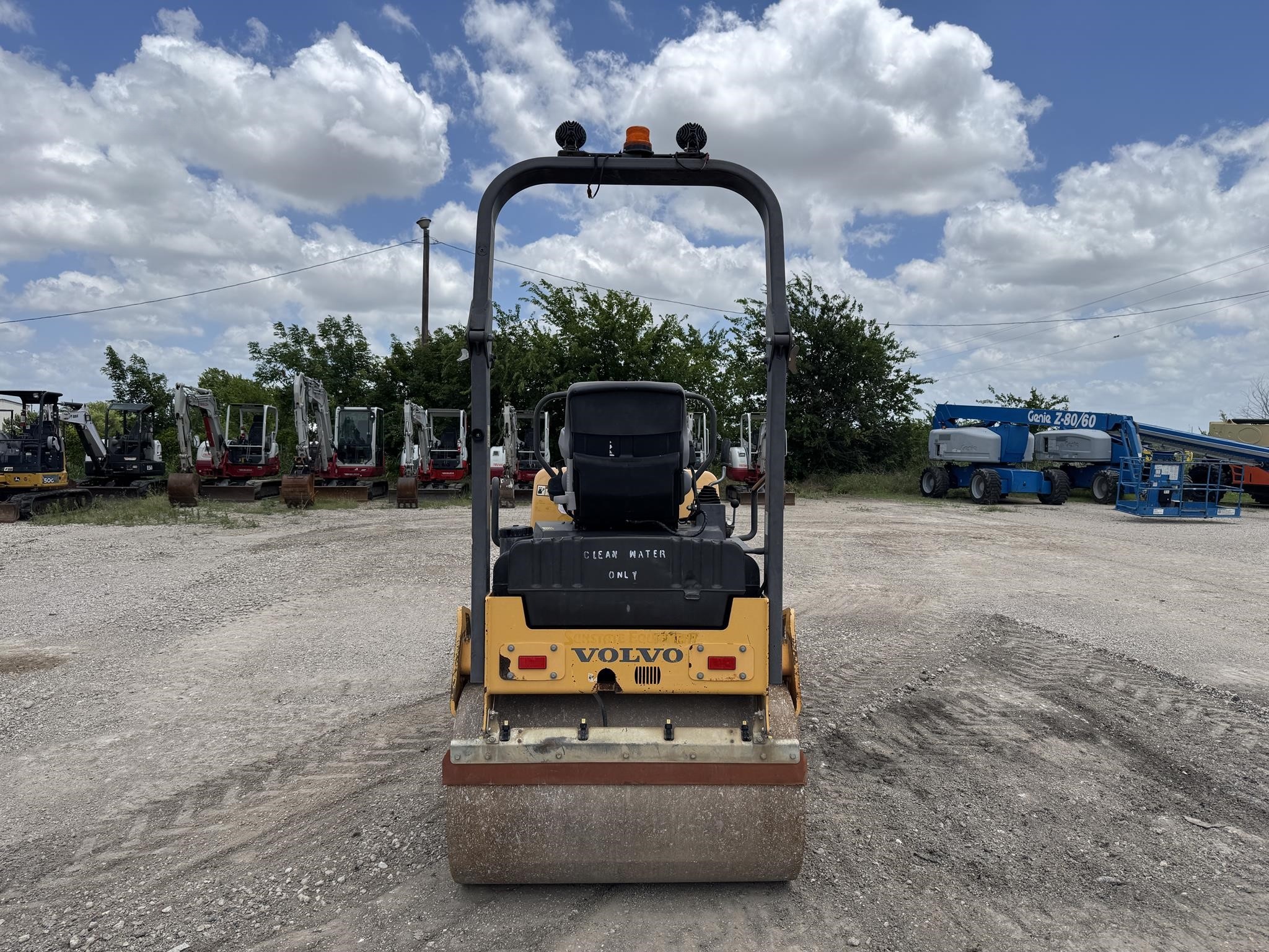 2018 Volvo DD25B Smooth Drum Compactor - Image 4