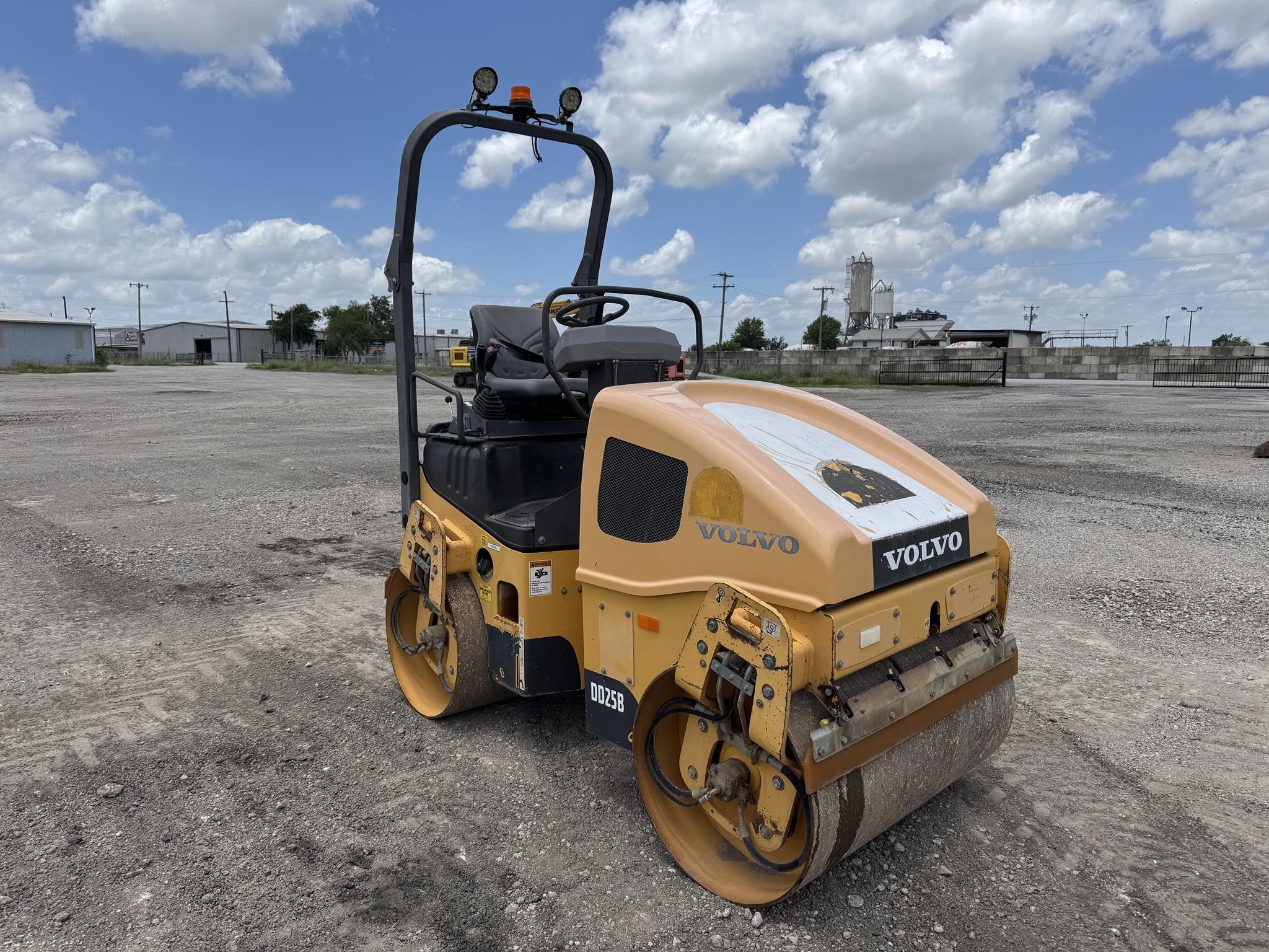2018 Volvo DD25B Smooth Drum Compactor - Image 7