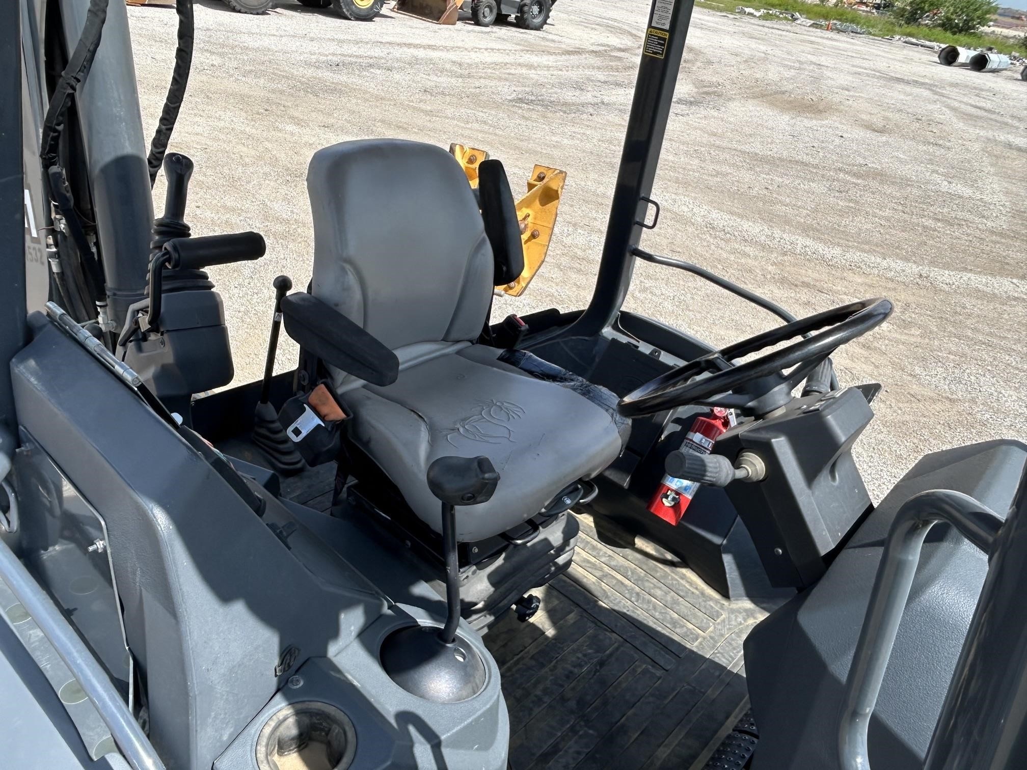 2019 John Deere 410L Backhoe Loader - Image 25