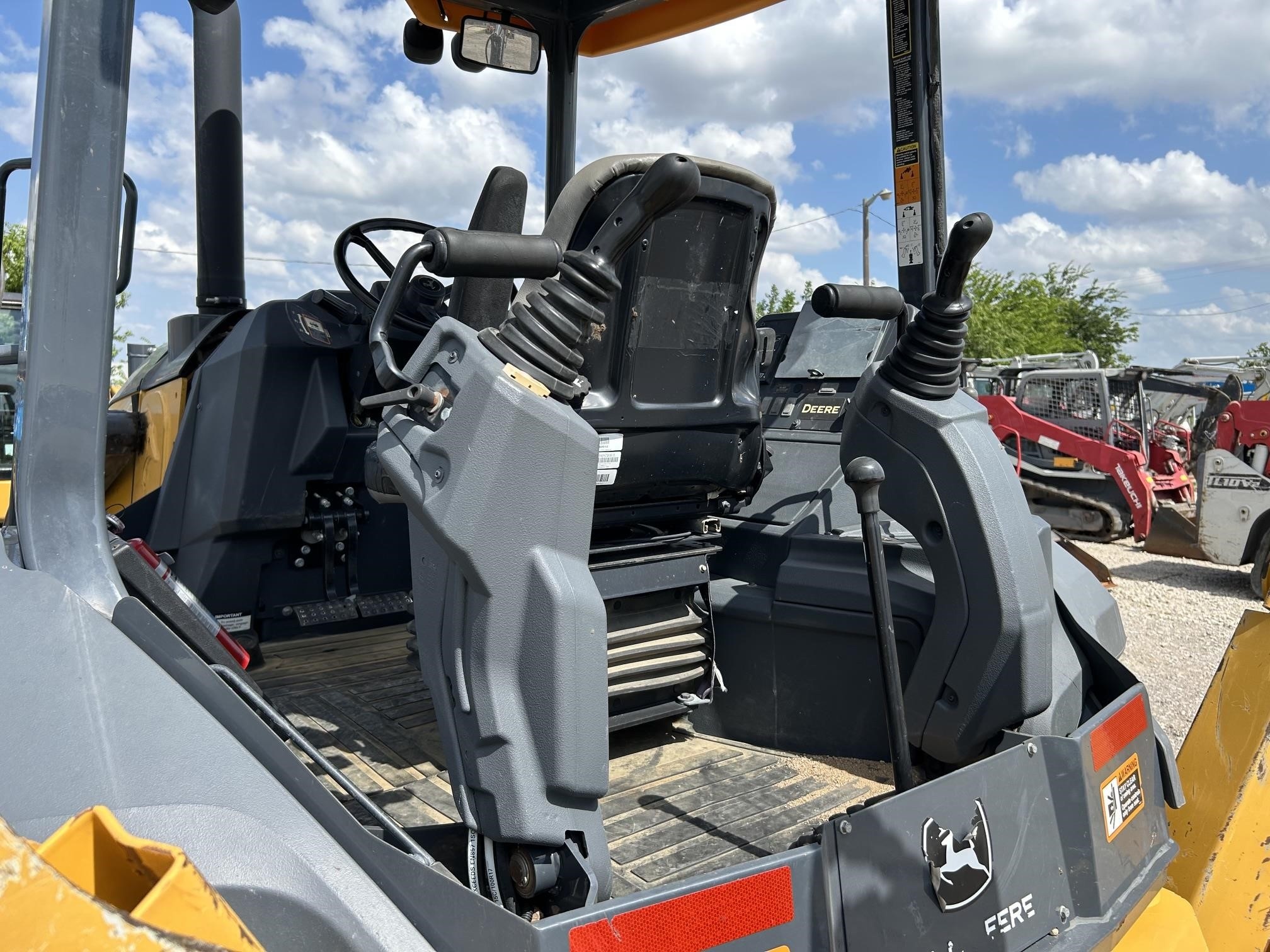2019 John Deere 410L Backhoe Loader - Image 32