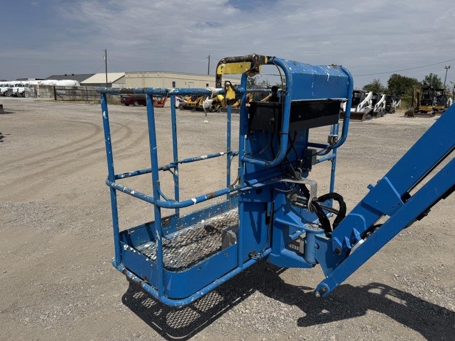 2017 Genie Z60-37FE Articulating Boom Lift - Image 10