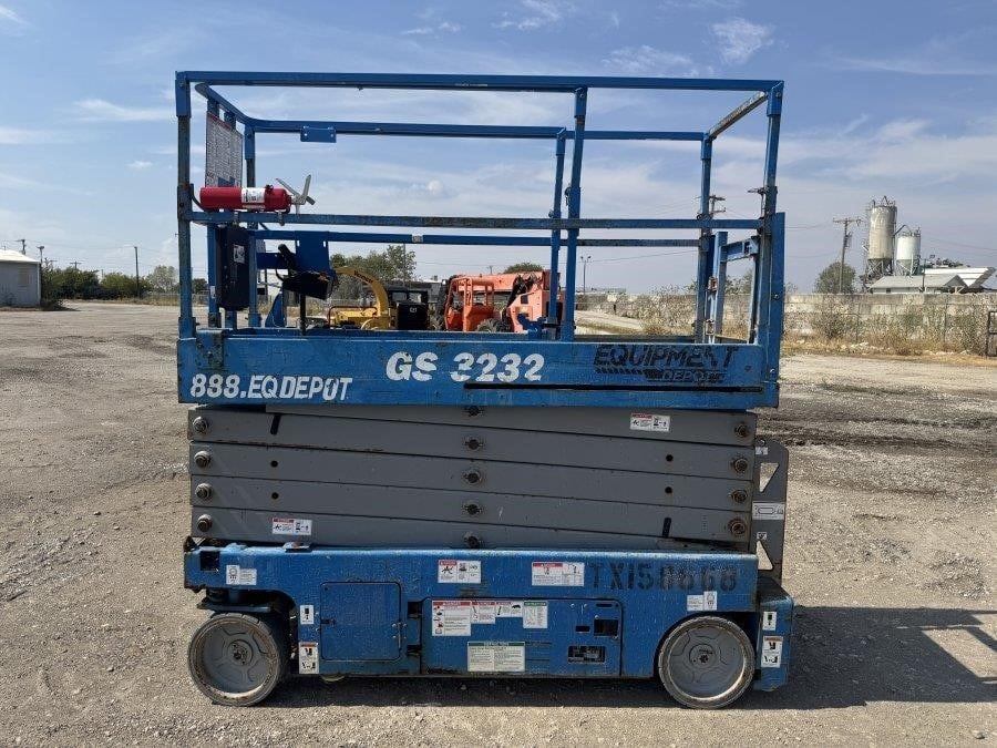 2017 Genie GS3232 Electric Scissor Lift - Image 3
