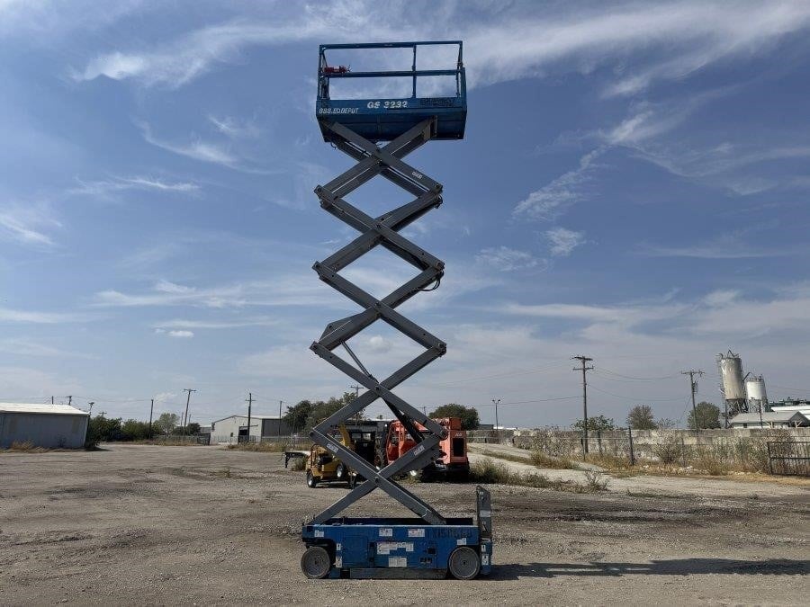 2017 Genie GS3232 Electric Scissor Lift - Image 9
