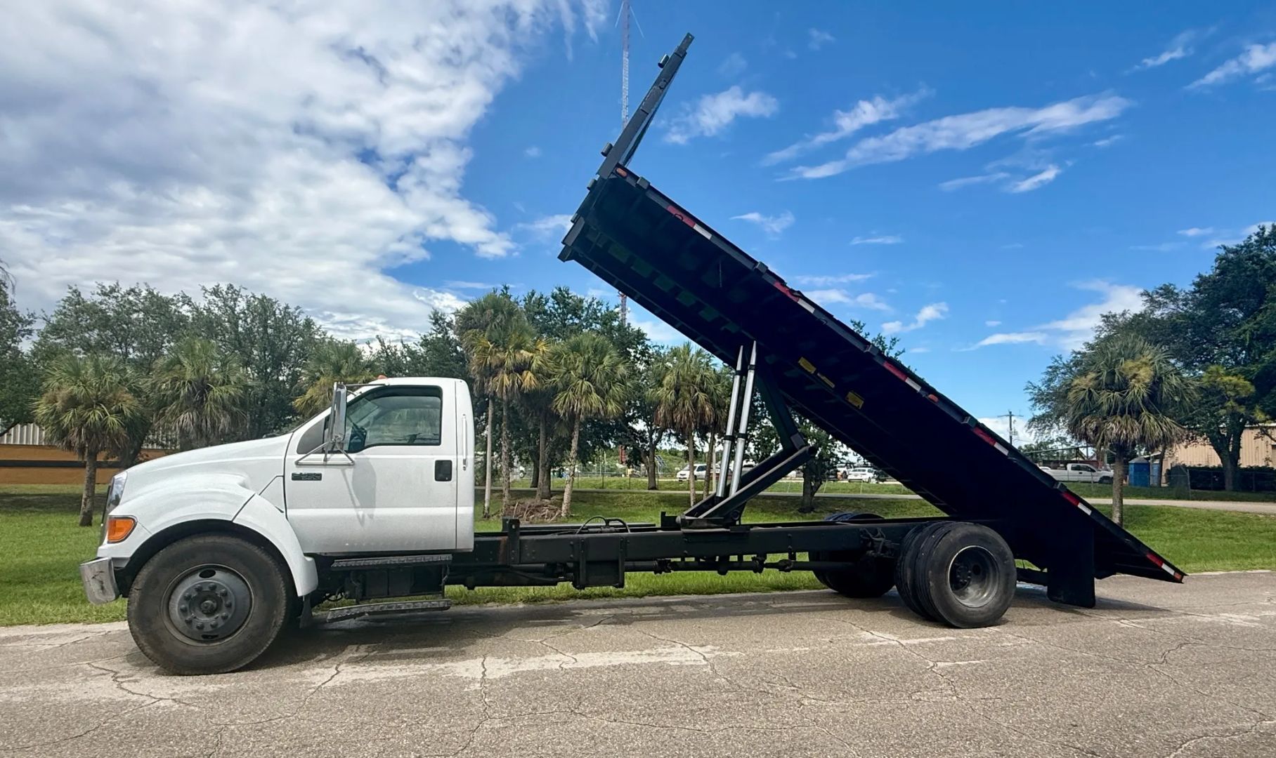 2006 FORD COMMERCIAL F-650 SUPER DUTY DUMP / FLATBED - Image 3