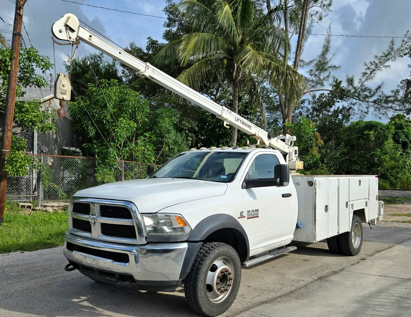 2017 Dodge Ram 5500 HD Service & Utility Trucks - Image 3