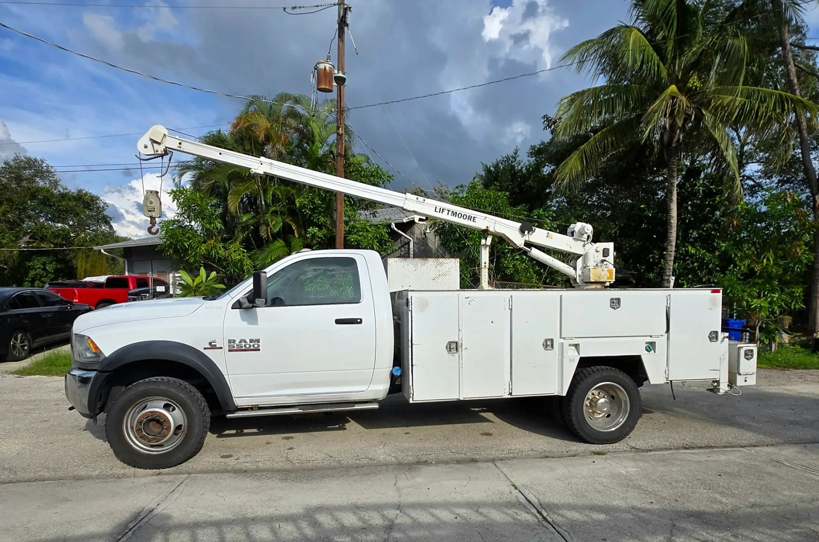 2017 Dodge Ram 5500 HD Service & Utility Trucks - Image 4