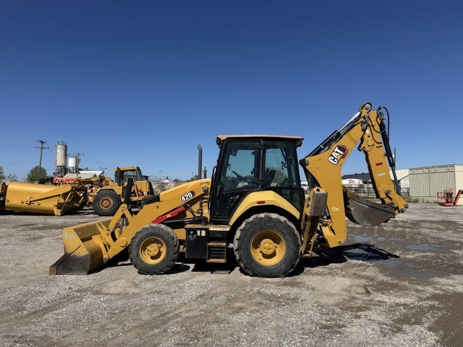 2022 Caterpillar 420 Backhoe Loader - Image 2