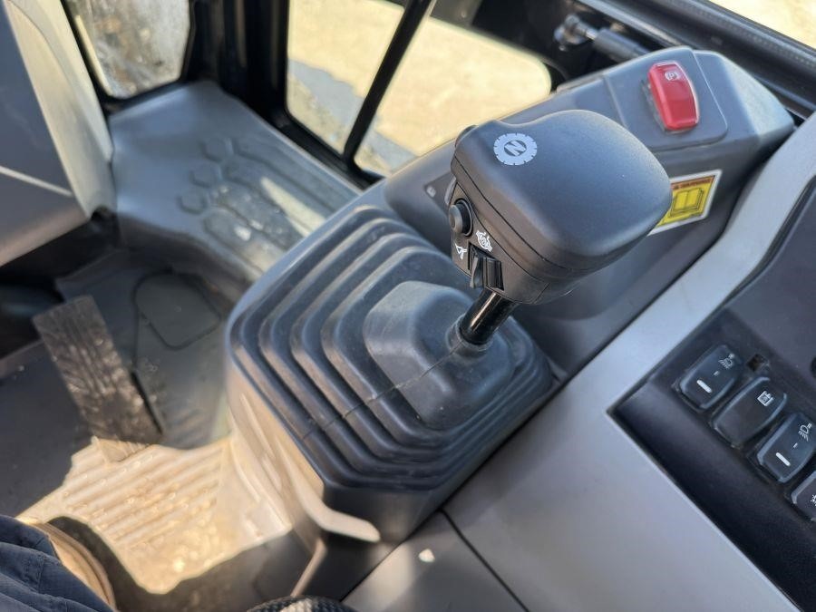 2022 Caterpillar 420 Backhoe Loader - Image 20