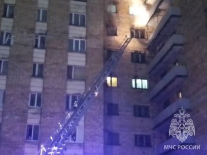 В Великом Новгороде 60 человек эвакуировали из дома на ул. Саши Устинова из-за пожара