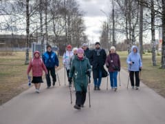 На субботней прогулке с врачом пожилые новгородцы узнали о нюансах ЗОЖ в серебряном возрасте