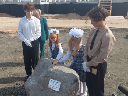 Митрополит Лев принял участие в закладке послания ученикам будущей школы Деревяницкого микрорайона