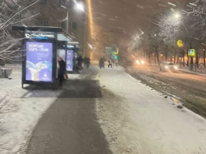 Снег на улицах Великого Новгорода расчищают в круглосуточном режиме