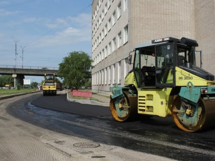 На улице Саши Устинова укладывают выравнивающий слой асфальта