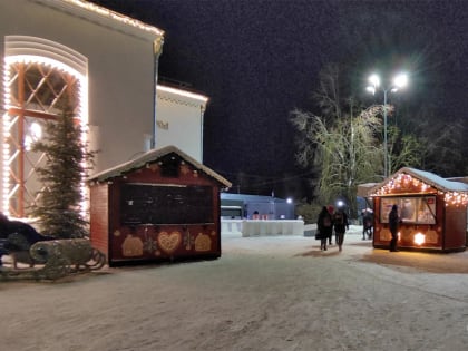 Новогодние инсталляции украсили вокзалы в Великом Новгороде и Чудове