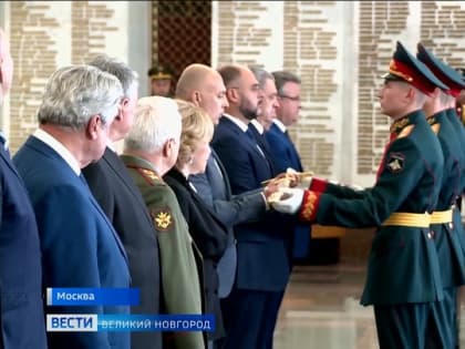 Городам воинской славы Великому Новгороду и Старой Руссе в Москве торжественно вручили символы ратного героизма  - мечи Победы