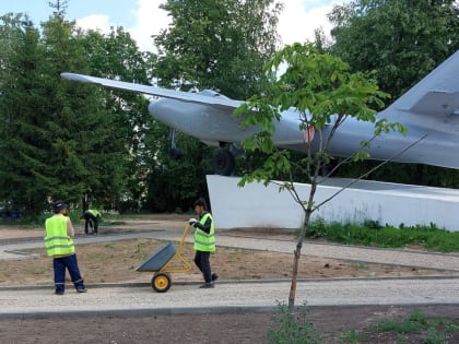 В Кречевицах завершилось благоустройство сквера у самолёта Ил-28