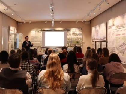 Завкафедрой дизайна НовГУ рассказал студентам колледжа о профессии архитектора-дизайнера