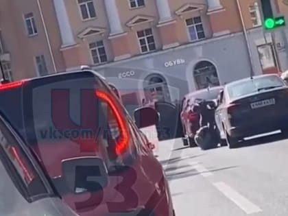 В центре Великого Новгорода один водитель набросился с кулаками на другого