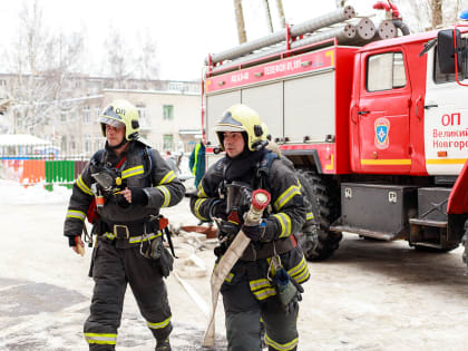 Сотрудники МЧС потушили условный пожар в здании Росгвардии на Корсунова