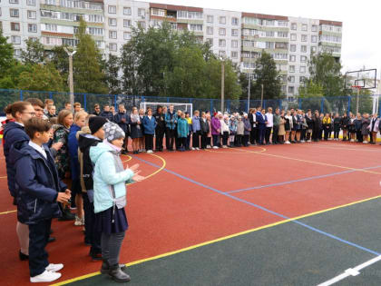 У школы №33 в Великом Новгороде открыли новую спортплощадку