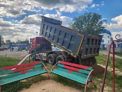 Алексей Сизиков-Валитский оказал содействие в благоустройстве детских площадок