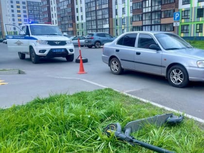 В Великом Новгороде Hyundai сбил 15-летнего подростка на самокате