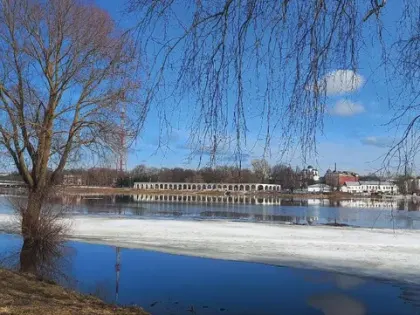 В Великом Новгороде паводковыми водами затопило набережную