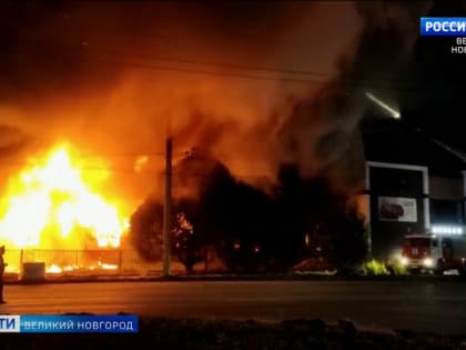 В Великом Новгороде на проспекте Александра Корсунова ликвидировали пожар на складе