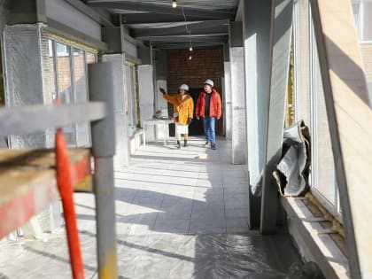 В переходе между роддомом и детской областной больницей приступили к отделке