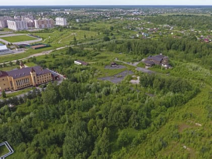 Пустой участок между ЖК «Раздолье» и «Храмом Христа» выставили на продажу