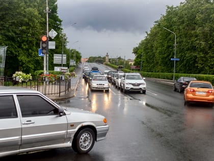 Обрушившиеся на Великий Новгород ливень с грозой обещают отступить в воскресенье, но могут вернуться
