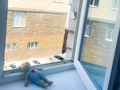 Сегодня в Старой Руссе скончалась трёхлетняя девочка, пострадавшая от упавшего стекла