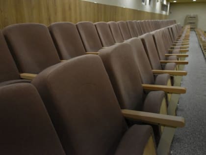 В большом зале КЦ «Акрон» устанавливают новые кресла