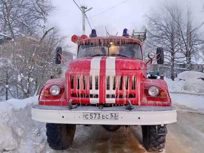 Новгородские спасатели рассказали об особенностях тушения пожаров в лютый мороз