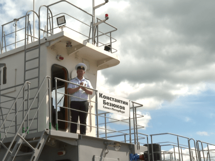 В Великом Новгороде спустили на воду дноуглубительный земснаряд