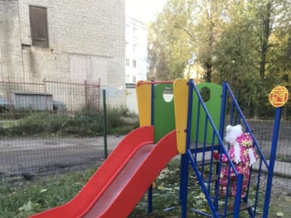 На Псковской, 22 появились новые аттракционы на детской площадке