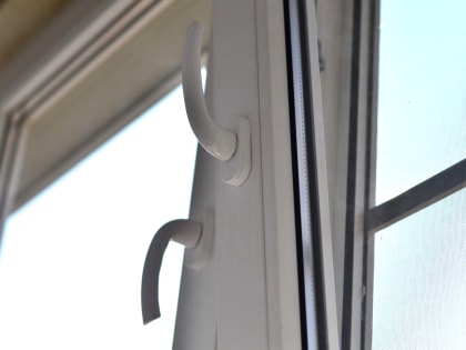 В Боровичах семилетний мальчик выпал из окна второго этажа