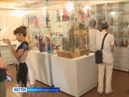 Сегодня журналисты стали первыми посетителями музейного фондохранилища коллекции игрушек.