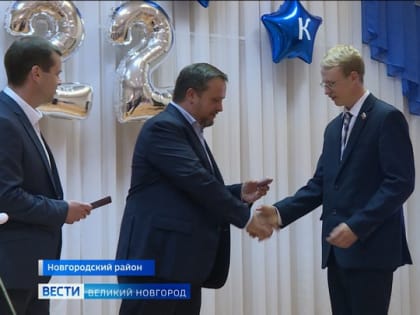Выпускников Панковской средней школы пришли поздравить губернатор Новгородской области, глава района и исполняющий обязанности министра образования региона