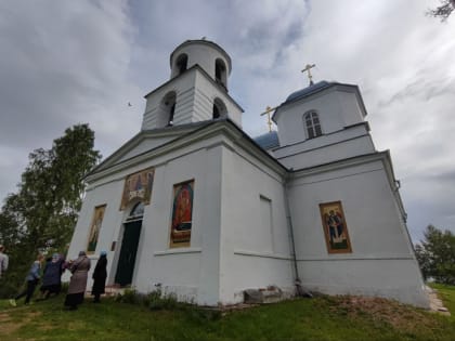 Митрополит Лев совершил Литургию в праздник Святой Троицы